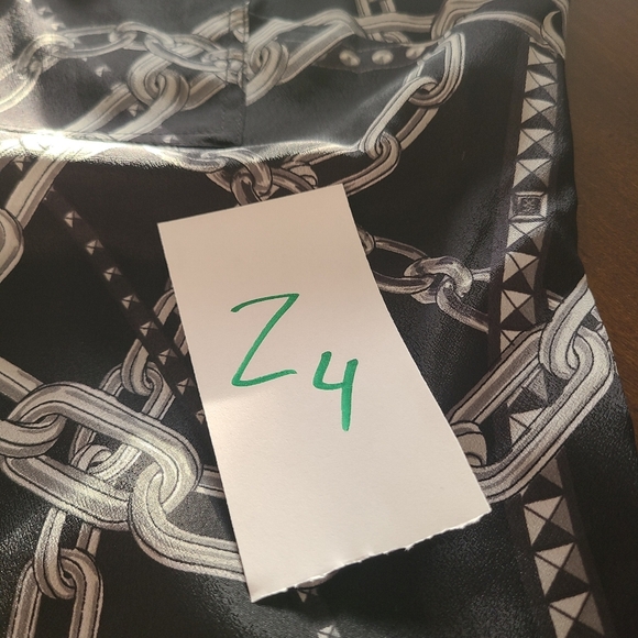 Michael Kors Black and Gray Chain Print Women's Blouse Sz.M - Picture 10 of 10